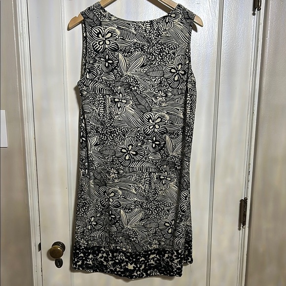 Black and White Scoop Neck Sleeveless Midi Dress - Picture 3 of 4